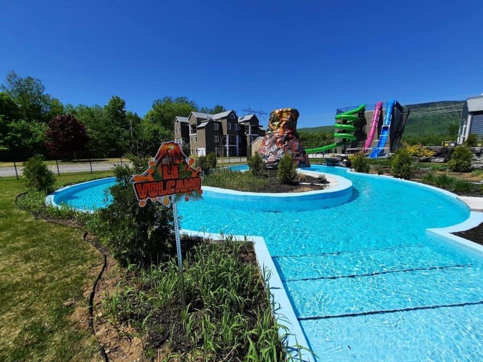 Condo Avec Parc Aquatique ! Beaupre Bagian luar foto